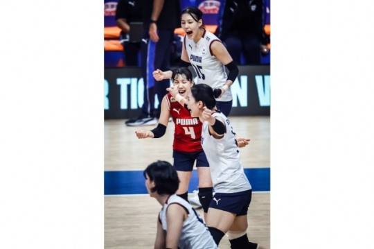 득점하고 함께 기뻐하는 한국 여자배구 대표팀 / 사진=국제배구연맹 제공