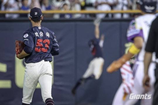 몸을 날린 김동혁을 바라보는 롯데 내야수 박승욱 / 사진=연합뉴스
