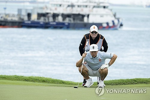 그린을 살피는 장유빈. / 사진=연합뉴스