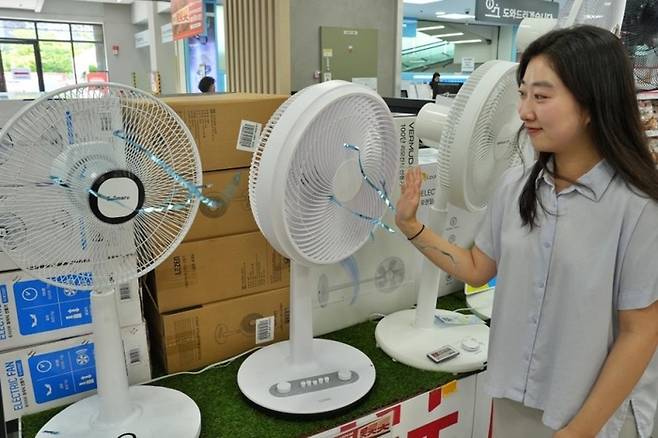 롯데마트와 슈퍼는 14인치 선풍기를 행사 카드로 구매 시 1만9000원대에 한정 판매한다. [사진 = 롯데마트 제공]