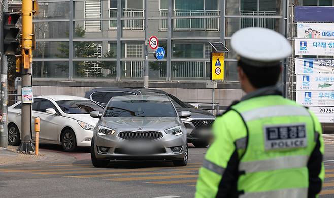 경찰관이 교통 단속을 하고 있다.  [뉴스1]