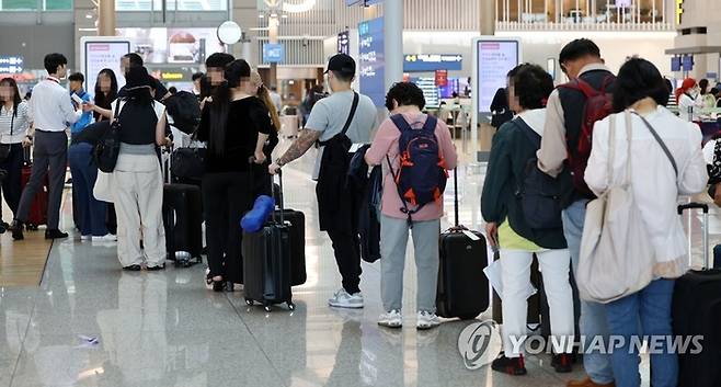 인천공항에서 일본으로 여행가려는 사람들이 수속을 밟고 있다. 연합뉴스