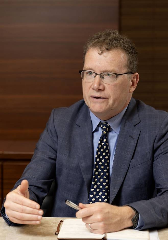 존 포가티 얼라이언스번스틴(AB) 미국 그로스 부문 공동 최고투자책임자(CIO)가 4일 서울 중구 AB자산운용 본사에서 인터뷰하고 있다. AB자산운용은 AB의 한국법인이다. <AB자산운용>