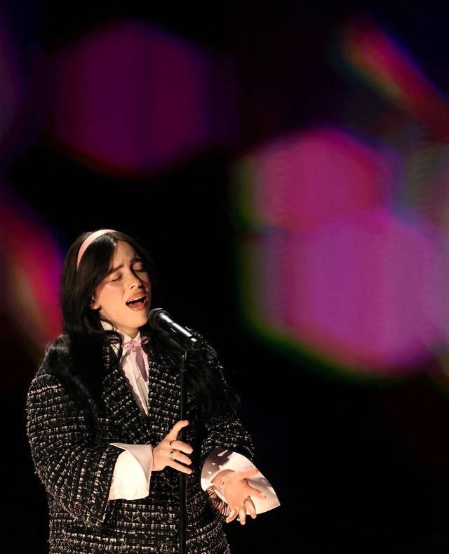 제96회 아카데미 시상식 오스카 시상식에서 공연하는 빌리 아일리시. 사진ㅣ로이터연합뉴스