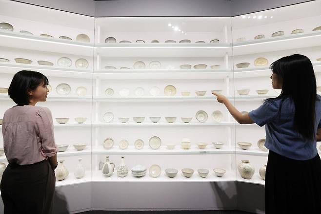 국립중앙박물관 용산 개관 20주년 기념 특별전 '새 나라 새 미술: 조선 전기 미술 대전'에서 관계자들이 도자기를 둘러보고 있다.   연합뉴스