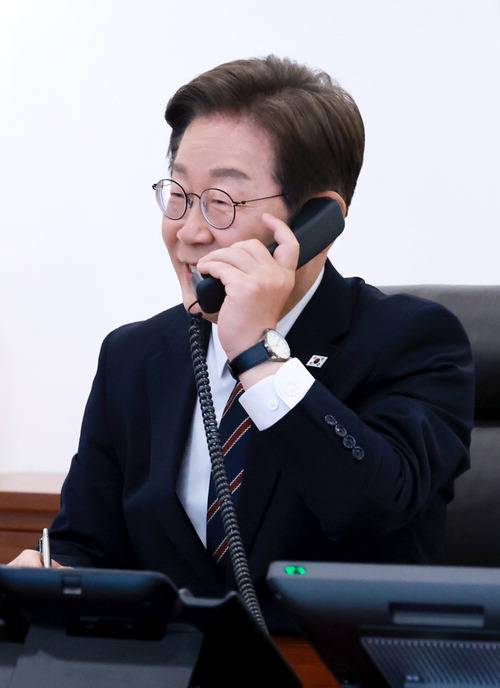 이재명 대통령이 9일 서울 용산 대통령실 청사 집무실에서 이시바 시게루 일본 총리와 전화 통화를 하고 있다.  대통령실사진기자단