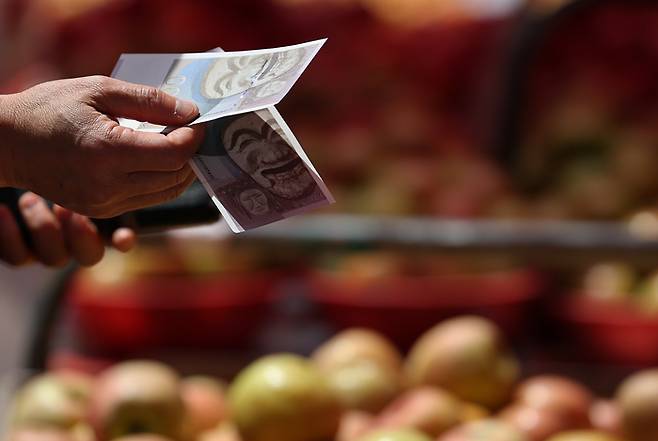 얼어붙은 내수 경기 활성화를 위한 2차 추가경정예산안 편성이 초읽기에 들어간 가운데 9일 오전 서울 동대문구 경동시장에서 시민들이 온누리상품권으로 장을 보고 있다.   [사진 = 뉴스1]