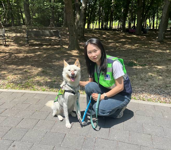 5일 오전 서울 서초구 매헌시민의숲에서 만난 황제와 보호자 권유림 변호사. /사진=민수정 기자.