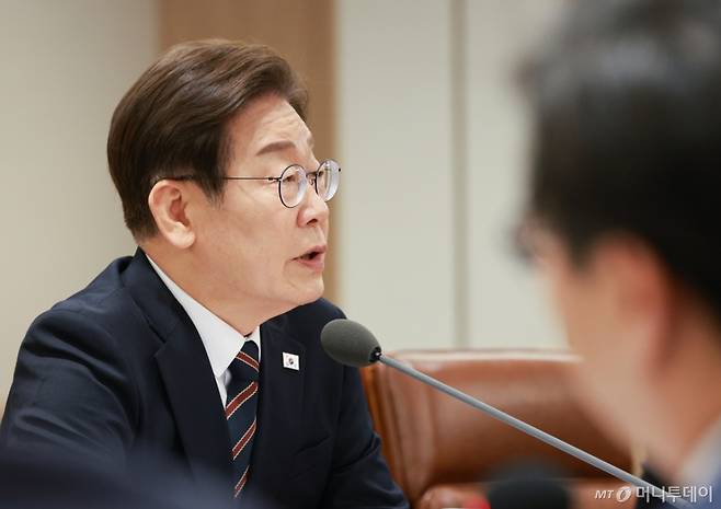 [서울=뉴시스] 고범준 기자 = 이재명 대통령이 9일 서울 용산구 대통령실 청사에서 열린 2차 비상경제점검 태스크포스(TF)회의에서 발언하고 있다. 2025.06.09. bjko@newsis.com /사진=고범준