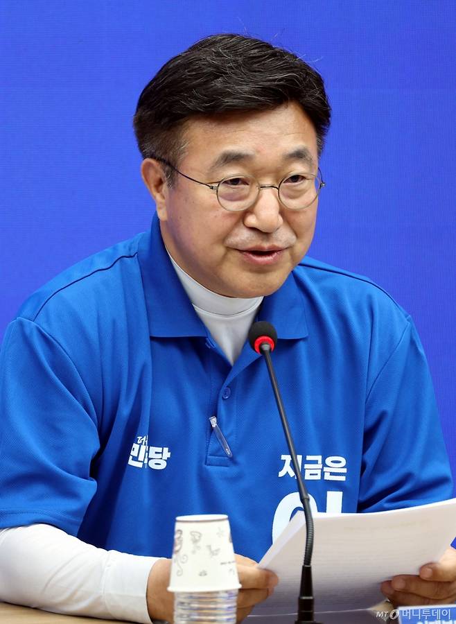 [서울=뉴시스] 조성봉 기자 = 윤호중 더불어민주당 중앙선거대책위원회 총괄본부장이 1일 오전 서울 여의도 중앙당사에서 열린 긴급 총괄본부장단 회의에서 발언을 하고 있다.  2025.06.01. suncho21@newsis.com /사진=조성봉