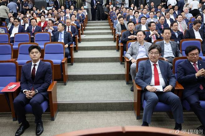 [서울=뉴시스] 권창회 기자 = 김용태 국민의힘 비상대책위원장과 권성동 원내대표가 9일 서울 여의도 국회에서 열린 의원총회에 참석해 자리하고 있다. 2025.06.09. kch0523@newsis.com /사진=권창회