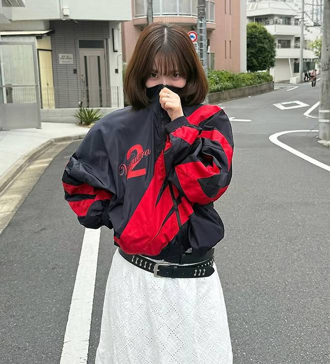 카리나는 지난달 27일 자신의 SNS(소셜미디어)에 장미 이모티콘과 함께 빨간색 숫자 2가 적인 점퍼를 입은 사진을 올렸다가 논란에 휩싸였다./ 사진=카리나 SNS