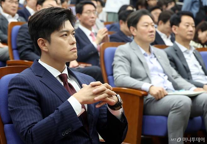 [서울=뉴시스] 조성봉 기자 = 김용태 국민의힘 비상대책위원장이 9일 오후 서울 여의도 국회에서 열린 의원총회에서 권성동 원내대표의 발언을 듣고 있다. 2025.06.09. /사진=조성봉