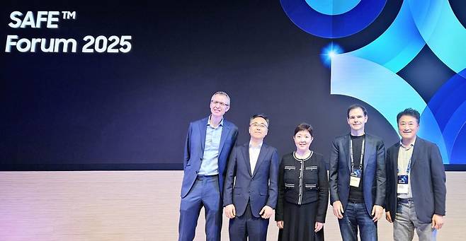 'SAFE포럼 2025'에 참석한 (왼쪽부터) 폴 커닝햄 케이던스 수석 부사장, 신종신 삼성파운드리 부사장, 마거릿 한 삼성 파운드리 부사장, 조나단 로스 그로크 CEO, 조상연 DS부문 미국법인(DSA) 총괄.