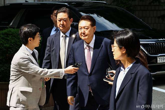 윤석열 전 대통령이 9일 서울 서초구 서울중앙지방법원에서 열린 내란 우두머리 혐의·직권남용 권리행사 방해 혐의 사건 6차 공판에 출석하고 있다. (사진공동취재단) 2025.06.09. /사진=뉴시스(류현주 기자)