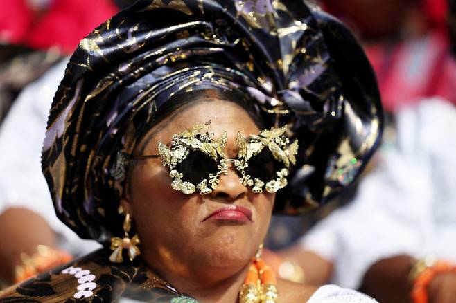 나이지리아 오군주에서 이주부 민족 문화 정체성을 강화하는 오주데오바 축제가 개최됐다. 사진은 지난 8일(현지시각) 오주데오바 축제에서 한 여성이 헤어장식 겔레를 착용 하고 있는 모습. /사진=로이터