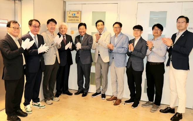 우범기 전주시장(왼쪽 세번째)과 관계자들이 8일 오스트리아 비엔나에서 전주상공회의소 사무소 현판식을 가진 뒤 박수를 치고 있다./사진=전주시