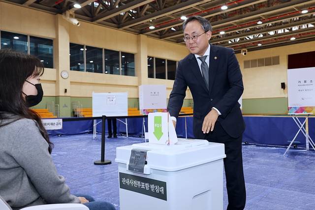 고기동 행정안전부 장관 직무대행이 지난달 29일 세종특별자치시 어진동 복합커뮤니티센터에 설치된 사전투표소에서 제21대 대통령선거 사전투표에 참여하고 있다. 행정안전부 제공