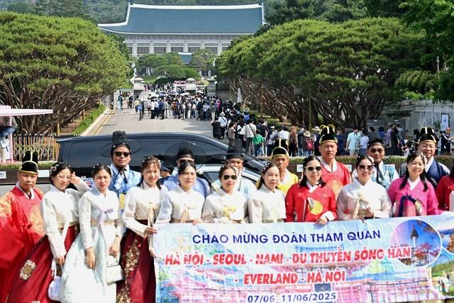 외국인도 “청와대 관람 막차 타자”  : 대통령 집무실의 청와대 복귀가 현실화하는 가운데, 9일 오전 서울 종로구 청와대 앞에서 외국인 관광객들이 기념 촬영을 하고 있다.  백동현 기자