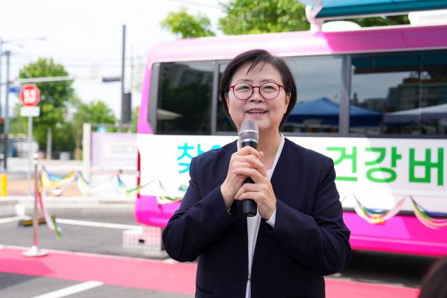 이순희 강북구청장이 지난 5일 강북구보건소에서 개최된 찾아가는 건강버스 개통식에서 인사말을 하고 있다.강북구청 제공