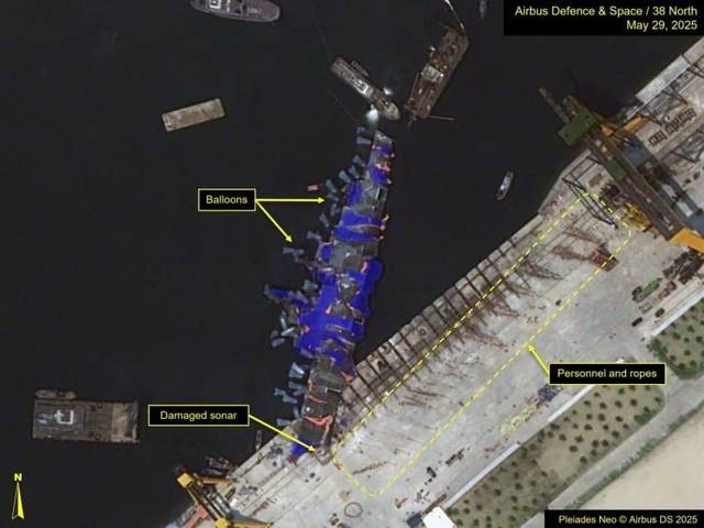 지난달 21일 청진항에서 진수식을 열던 중 쓰러진 5000t급 구축함진수식 전복 북한 구축함. 에어버스 디펜스 앤 스페이스(Airbus Defence & Space) 위성사진 캡처.