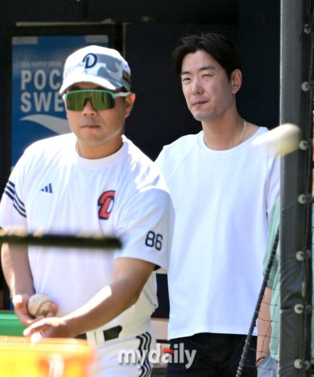 김재호 스포티비 해설위원이 두산 훈련을 지켜보고 있다 / 잠실 = 유진형 기자 zolong@mydaily.co.kr