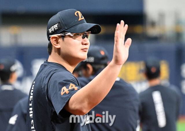 9일 오후 서울 고척동 고척스카이돔에서 진행된 '2025 프로야구 KBO리그' 키움히어로즈와 한화 이글스의 경기 한화 김서현이 손인사를 하고 있다./마이데일리