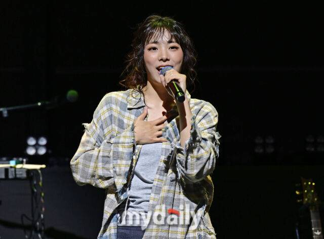 그룹 QWER 시연이 9일 서울 창천동 예스24 원더로크홀에서 진행된 미니 3집 '난 네 편이야, 온 세상이 불협일지라도' 쇼케이스에서 멋진 무대를 선보였다. / 한혁승 기자(hanfoto@mydaily.co.kr)