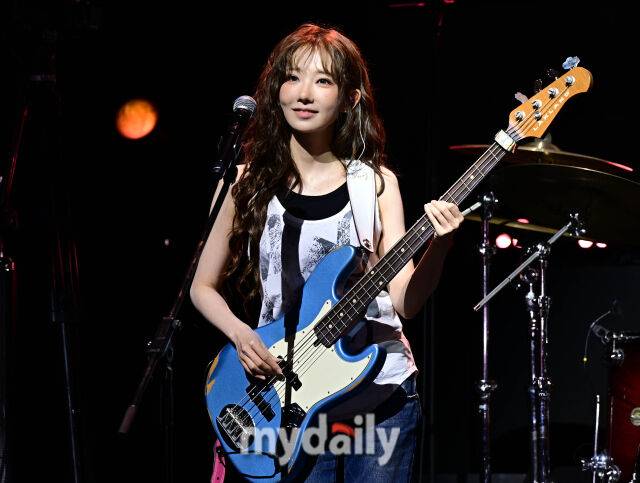 그룹 QWER 마젠타가 9일 서울 창천동 예스24 원더로크홀에서 진행된 미니 3집 '난 네 편이야, 온 세상이 불협일지라도' 쇼케이스에서 멋진 무대를 선보였다. / 한혁승 기자(hanfoto@mydaily.co.kr)