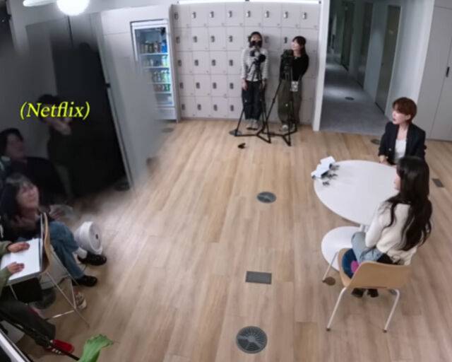 카메라 밖 구석에 넷플릭스 관계자가 아이유의 이야기에 제지를 걸었다. / 유튜브 '살롱드립 2' 캡처