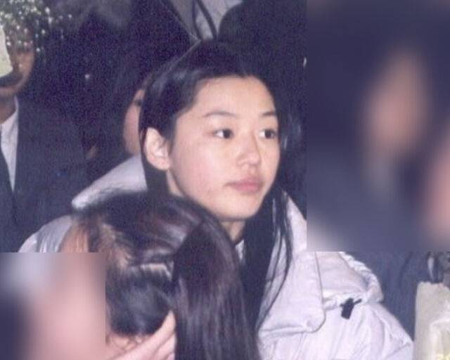 전지현이 화장기 없는 얼굴에도 빛나는 외모를 자랑했다. / 온라인 커뮤니티 캡처