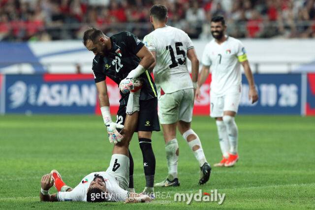 팔레스타인 선수들이 지난해 9월 한국과 원정 경기에서 부상으로 시간을 지연하고 있다. /게티이미지코리아