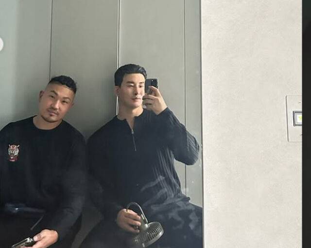 김태인이 던밀스와 함께 촬영장에서 인증샷을 찍고 있다. / 김태인 소셜미디어 캡처