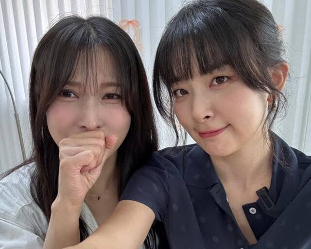 박규리가 슬기 옆에서 부끄러운 듯한 표정을 짓고 있다. / 박규리 소셜미디어 캡처