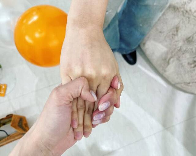 박규리가 슬기의 손을 꽉 쥐고 있어 보는 이들의 웃음을 자아냈다. / 박규리 소셜미디어 캡처