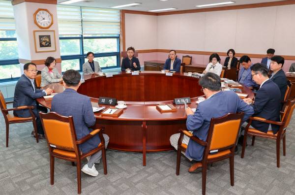울릉군의회가 지난 4일 강릉시의회를 방문해 강릉~울릉간 여객선 항로 중단위기에 따른 대응책을 모색하고 있다.[울릉군의회 제공]