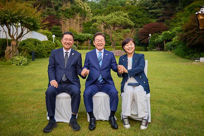 이재명 대통령이 7일 서울 한남동 관저에서 더불어민주당 지도부 초청 만찬에 참석한 김병기, 서영교 의원과 기념촬영을 하고 있다. 두 의원은 당 원내대표 선거에 출마했다. 대통령실 제공
