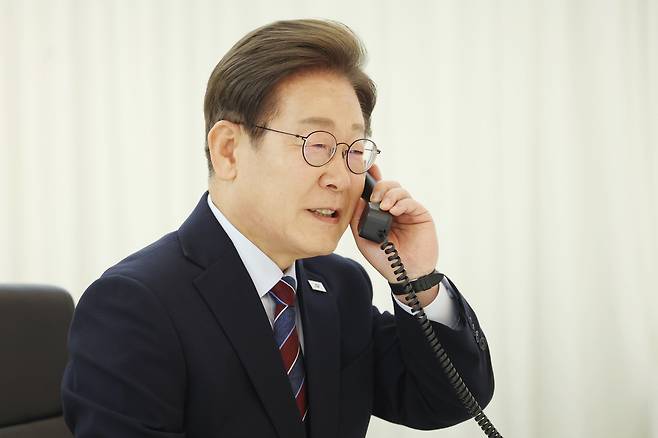 이재명 대통령이 지난 6일 서울 한남동 관저에서 도널드 트럼프 미국 대통령과 전화 통화를 하기 위해 수화기를 들고 있다. [연합]
