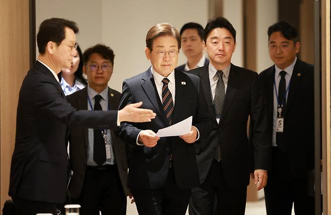 이재명 대통령이 9일 서울 용산 대통령실 청사에서 열린 비상경제점검 2차 태스크포스(TF)회의에 참석하고 있다.   [연합]