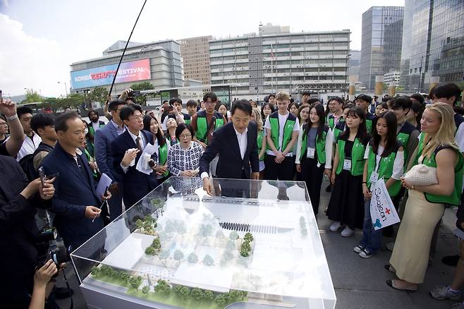 오세훈 서울시장이 지난 8일 서울 종로구 광화문광장에서 ‘6·25 전쟁 유엔참전국 후손 교류캠프’ 참가자들에게 6·25 전쟁 22개 참전국과 국내외 참전용사들을 기리기 위해 조성될 ‘감사의 정원’을 소개하고 있다.  [서울시 제공]