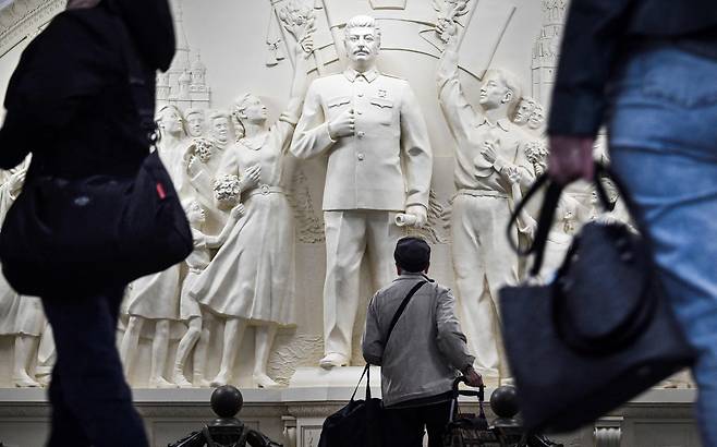 러시아 모스크바의 한 지하철 역에서 지난달 중순 스탈린 동상이 공개되자 이를 지나던 시민들이 관심을 보이고 있다. [AFP]