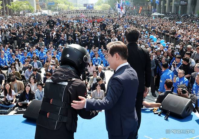 이재명 대통령이 지난 5월 12일 더불어민주당 대선후보로 서울 청계광장 첫 유세 현장에서 배달라이더와 인사하고 있다. 이상섭 기자.
