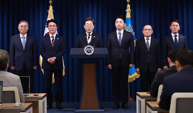 (서울=연합뉴스) 홍해인 기자 = 이재명 대통령이 4일 서울 용산 대통령실 청사에서 새정부 첫 인사 발표를 하고 있다. 왼쪽부터 이종석 국정원장 후보자, 김민석 국무총리 후보자, 이 대통령, 강훈식 비서실장, 위성락 안보실장, 황인권 경호처장 2025.6.4 hihong@yna.co.kr