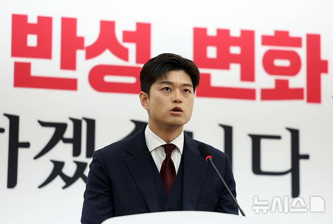 [서울=뉴시스] 고승민 기자 = 김용태 국민의힘 비상대책위원장이 8일 서울 여의도 국회에서 현안 기자회견을 하고 있다. 2025.06.08. kkssmm99@newsis.com
