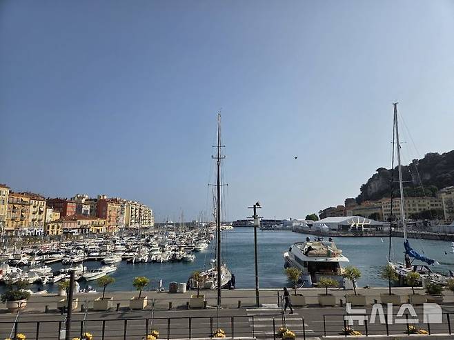 [니스=뉴시스] 9일(현지 시간) 프랑스 남부 니스 항구에 제3차 유엔해양총회 본회의장이 설치돼 있다. 2025.06.09. hey1@newsis.com