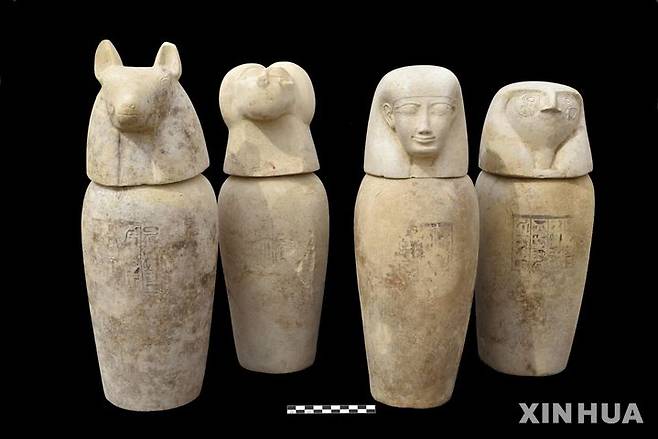 [룩소르( 이집트)=신화 /뉴시스] 이집트의 룩소르의 한 고대 무덤에서 발견된 시기 미상의 조각상들.  룩소르에서는 최근에도 새 파라오 무덤이 발견돼 람세스 신전의 유물과 유사한 부장품들이 확인되었다고 이집트 관광 문화재부가 발표했다. 2025. 06. 09.