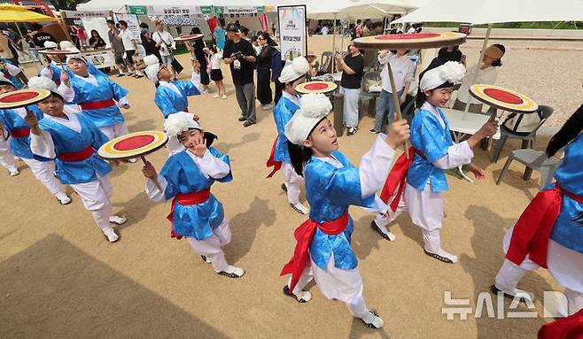 [서울=뉴시스] 이영환 기자 = 7일 오후 서울 종로구 광화문 앞 의정부지 역사유적광장에서 열린 서울국악축제에서 퍼레이드가 진행되고 있다. 2025.06.07. 20hwan@newsis.com