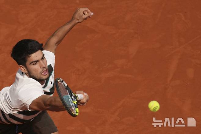 [파리=AP/뉴시스] 카를로스 알카라스(2위·스페인)가 8일(현지 시간) 프랑스 파리 롤랑가로스에서 열린 프랑스오픈 남자 단식 결승전에서 얀니크 신네르(1위·이탈리아)와 경기하고 있다. 알카라스는 신네르와 5시간 29분 대접전 끝에 3-2(4-6 6-7 6-4 7-6 7-6) 역전승을 거두고 대회 2연패를 달성했다. 2025.06.09.
