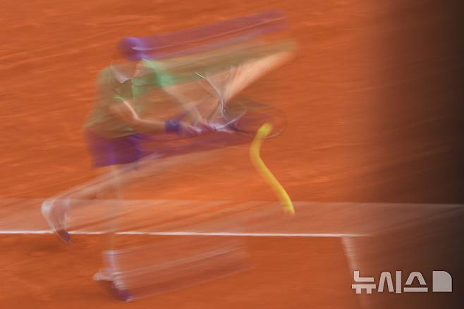 [파리=AP/뉴시스] 얀니크 신네르(1위·이탈리아)가 8일(현지 시간) 프랑스 파리 롤랑가로스에서 열린 프랑스오픈 남자 단식 결승전에서 카를로스 알카라스(2위·스페인)와 경기하고 있다. 알카라스는 신네르와 5시간 29분 대접전 끝에 3-2(4-6 6-7 6-4 7-6 7-6) 역전승을 거두고 대회 2연패를 달성했다. 2025.06.09.