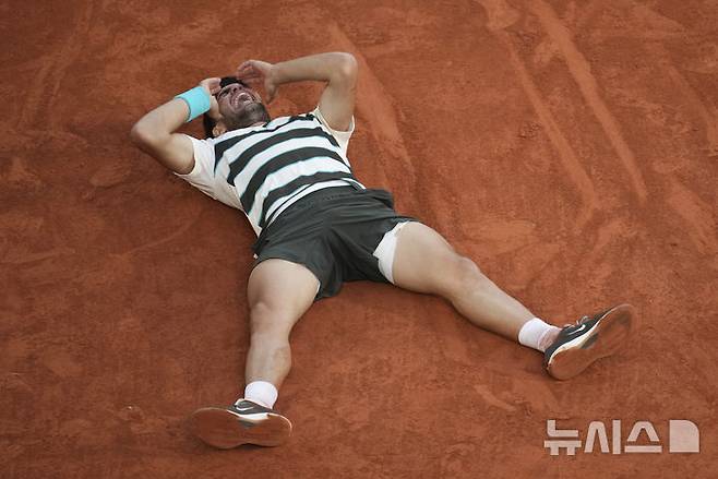 [파리=AP/뉴시스] 카를로스 알카라스(2위·스페인)가 8일(현지 시간) 프랑스 파리 롤랑가로스에서 열린 프랑스오픈 남자 단식 결승전에서 얀니크 신네르(1위·이탈리아)와 경기를 승리한 뒤 기뻐하고 있다. 알카라스는 신네르와 5시간 29분 대접전 끝에 3-2(4-6 6-7 6-4 7-6 7-6) 역전승을 거두고 대회 2연패를 달성했다. 2025.06.09.